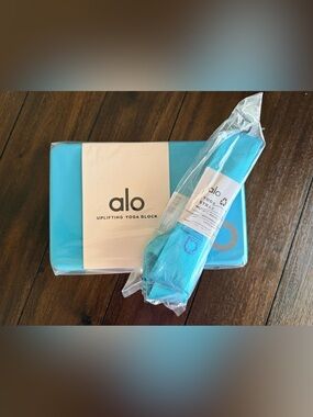 Alo Uplifting Yoga Block and Alo Yoga Strap.  BRAND NEW 🩵